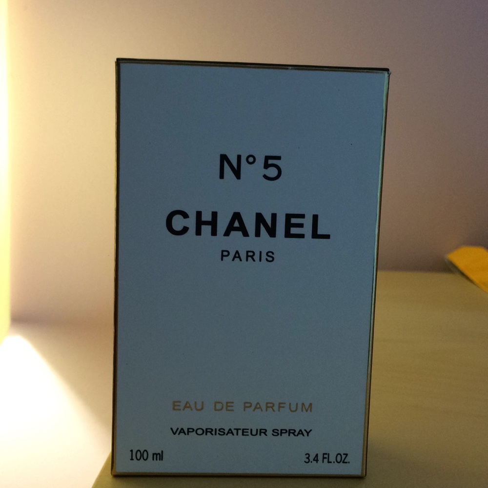 No 5 Chanel Paris.